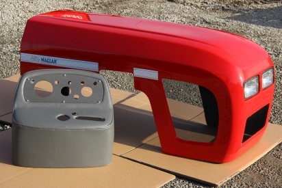 Maska do ciągnika C-360 model 2017 czerwona  firmy Naglak