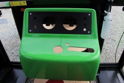 Kabina do ciągnika C-360 z błotnikami i dachem z tworzywa + maska  kolor zielony model 04